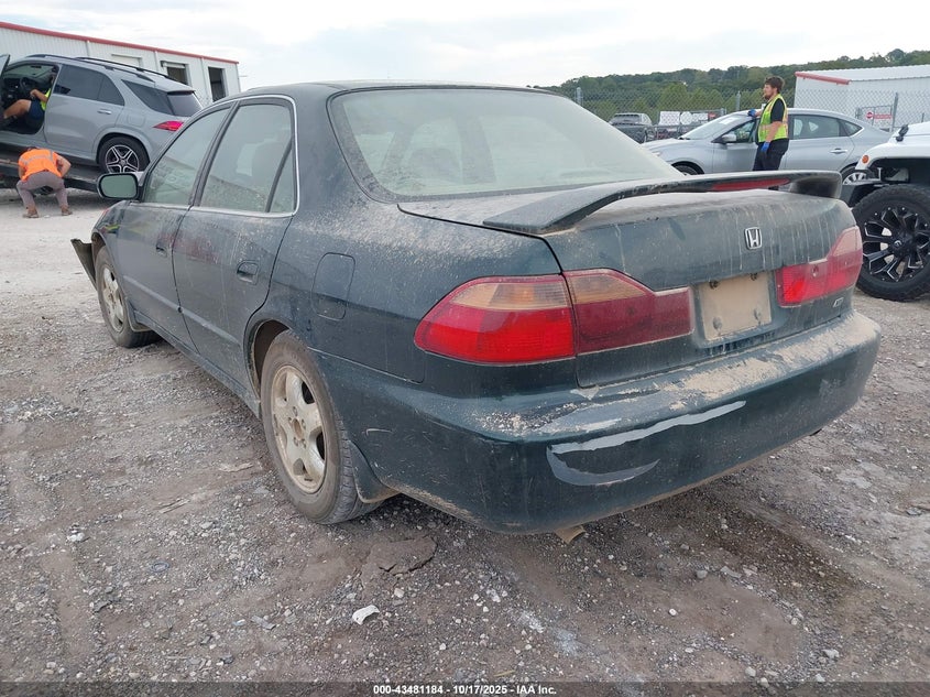 1HGCG1650WA059104 1998 HONDA ACCORD photo no. 3
