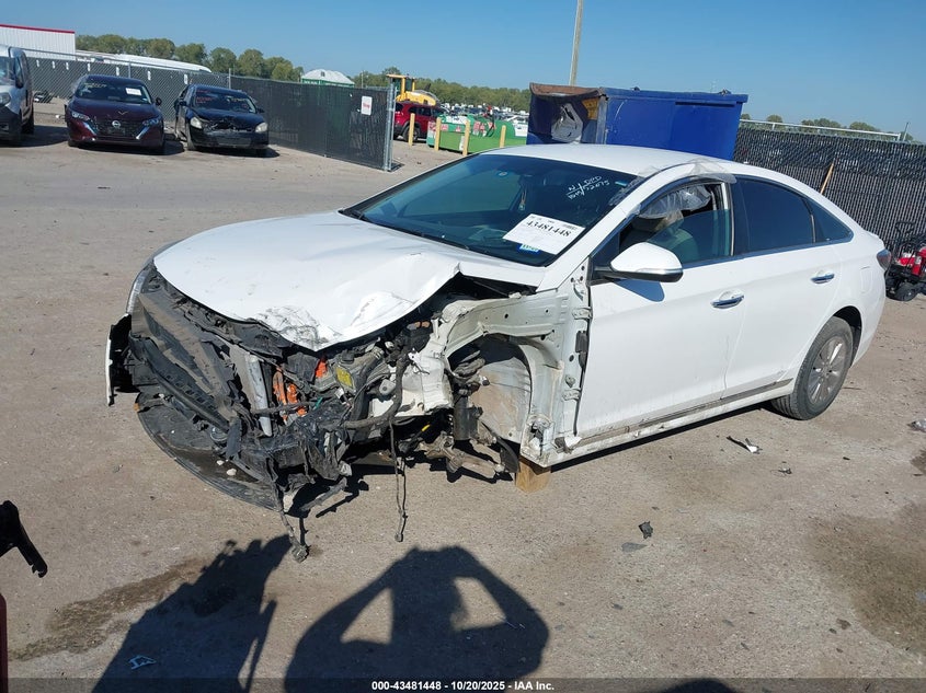 KMHE24L3XHA061323 2017 HYUNDAI SONATA photo no. 2