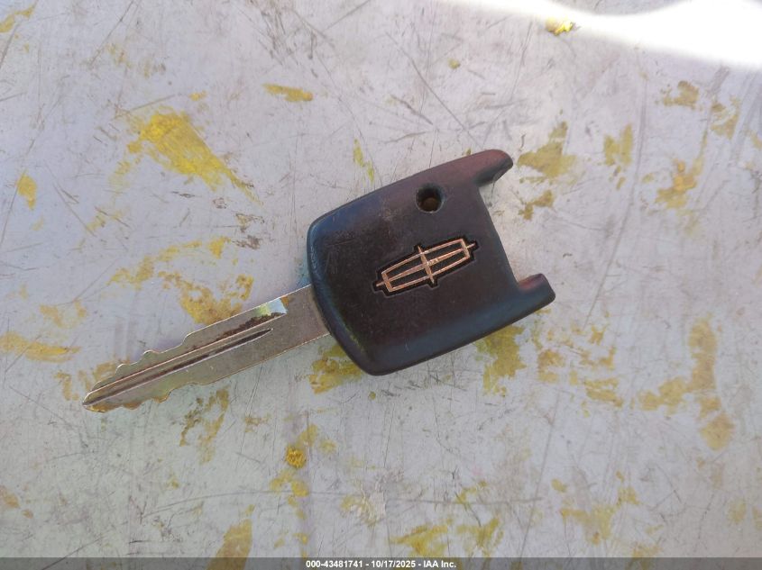 2004 Lincoln Town Car Signature VIN: 1LNHM81W74Y686694 Lot: 43481741