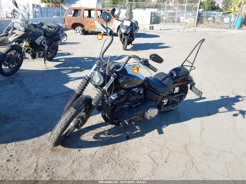 1HD1YJJ33JC085085 2018 HARLEY-DAVIDSON STREET BOB photo no. 2