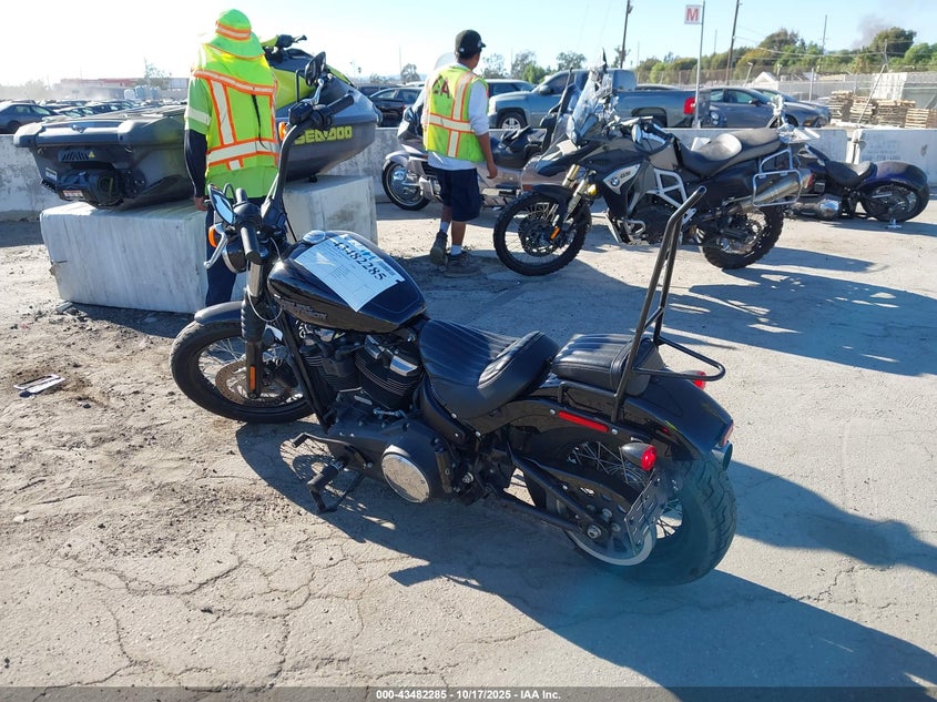 1HD1YJJ33JC085085 2018 HARLEY-DAVIDSON STREET BOB photo no. 3
