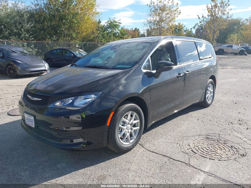 2C4RC1CG9TR185074 2026 CHRYSLER VOYAGER photo no. 2