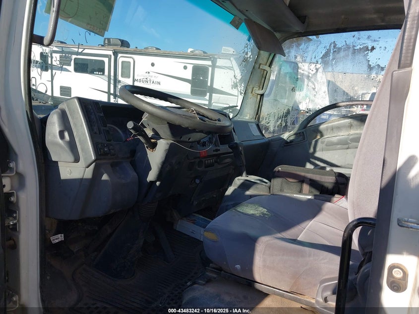 JALC4W165H7001783 2017 ISUZU  photo no. 6