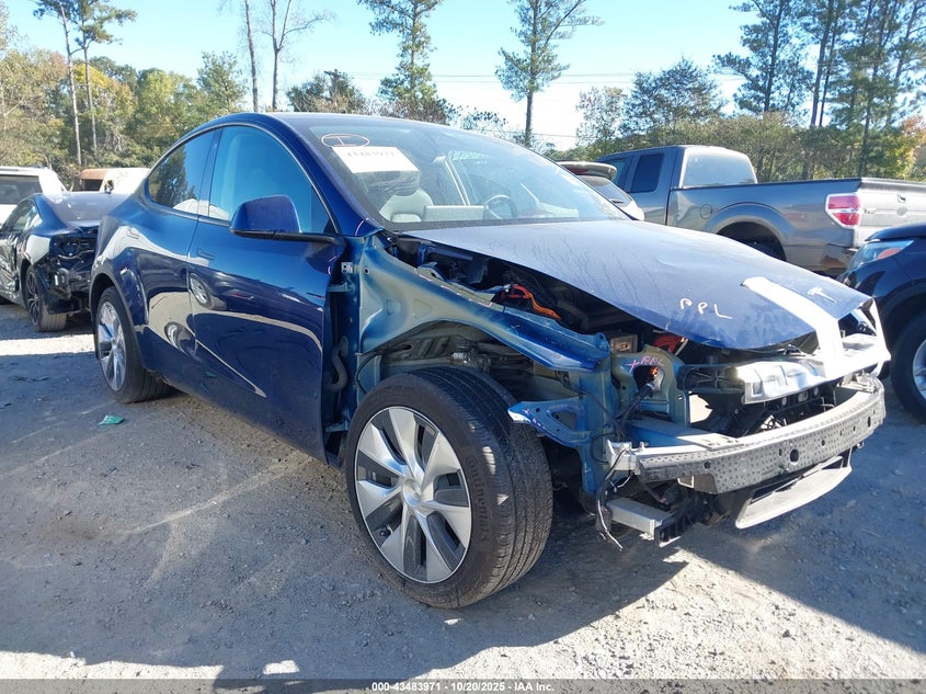 2022 Tesla Model Y Long Range Dual Motor All-Wheel Drive VIN: 7SAYGAEE0NF382678 Lot: 43483971