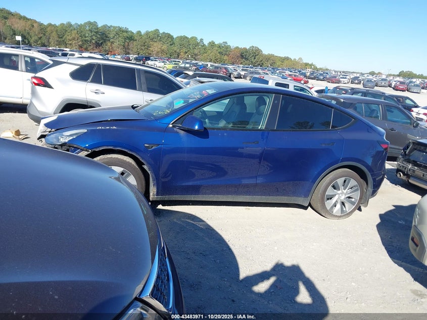 2022 Tesla Model Y Long Range Dual Motor All-Wheel Drive VIN: 7SAYGAEE0NF382678 Lot: 43483971