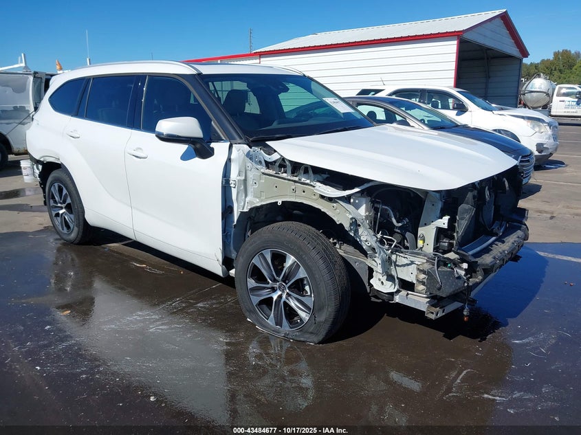 2022 TOYOTA HIGHLANDER XLE - 5TDGZRAH2NS544551