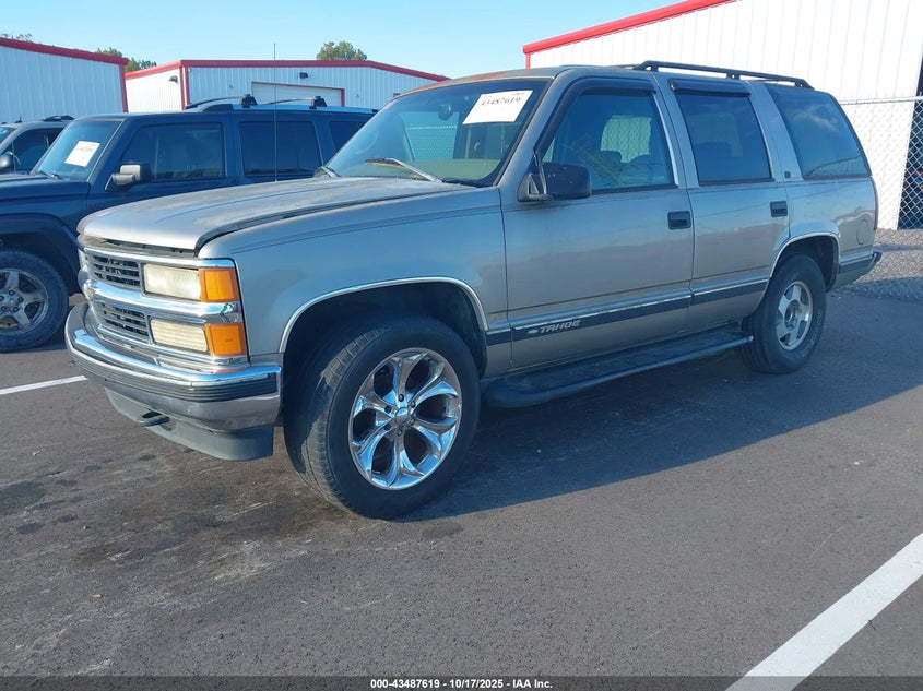 1GNEK13RXXJ347587 1999 CHEVROLET TAHOE photo no. 2