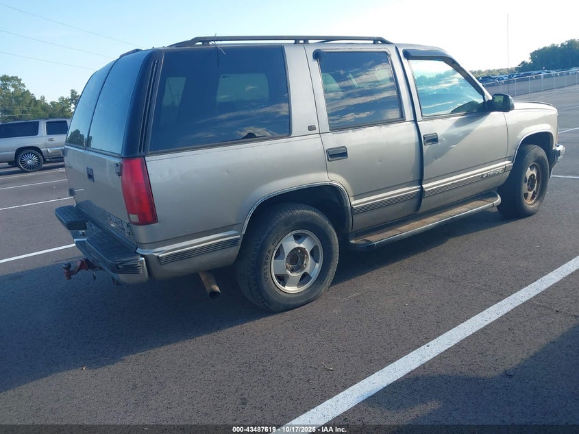 1GNEK13RXXJ347587 1999 CHEVROLET TAHOE photo no. 4