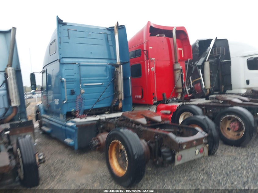 4V4NC9TJ31N320203 2001 VOLVO  photo no. 3