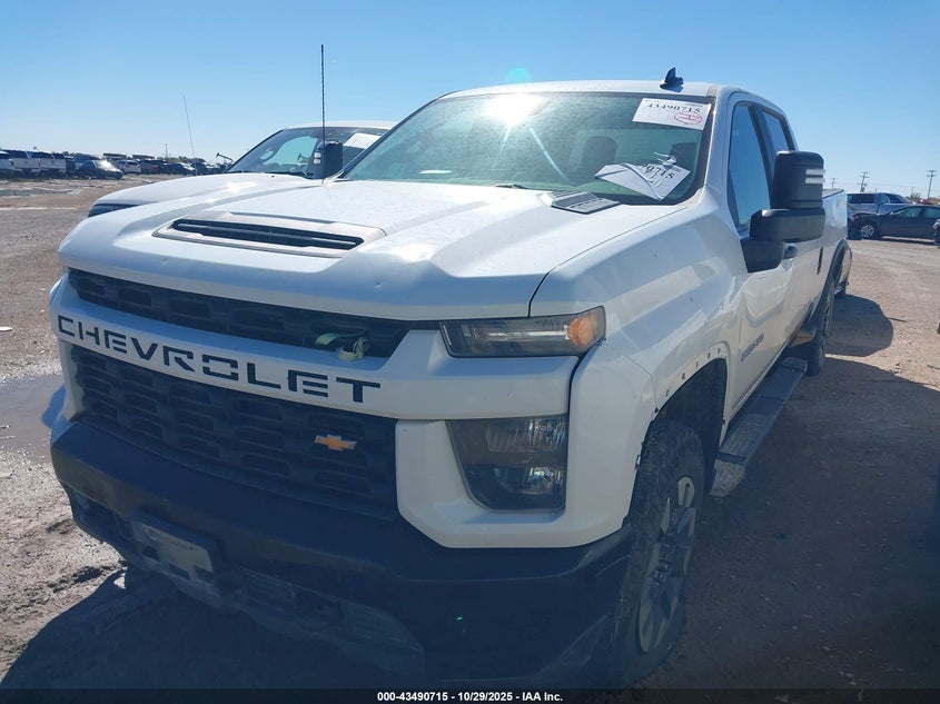 1GC4YME74MF281827 2021 CHEVROLET SILVERADO photo no. 2