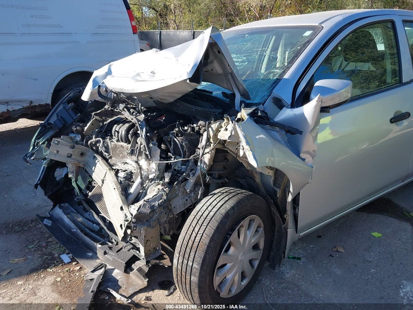 2019 NISSAN VERSA 1.6 S 3N1CN7AP0KL830831