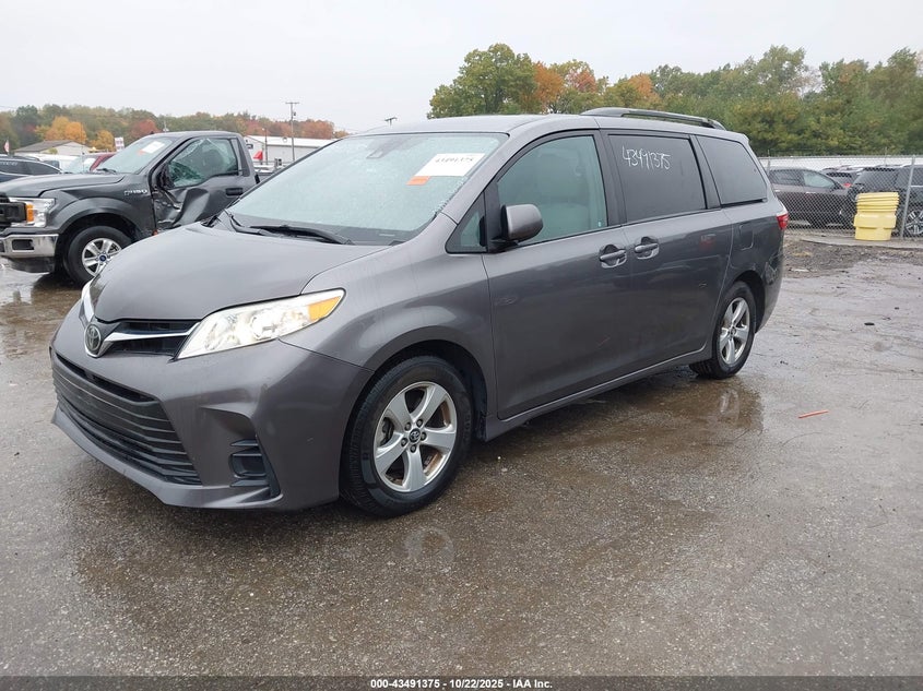 5TDKZ3DC2JS909120 2018 TOYOTA SIENNA photo no. 2