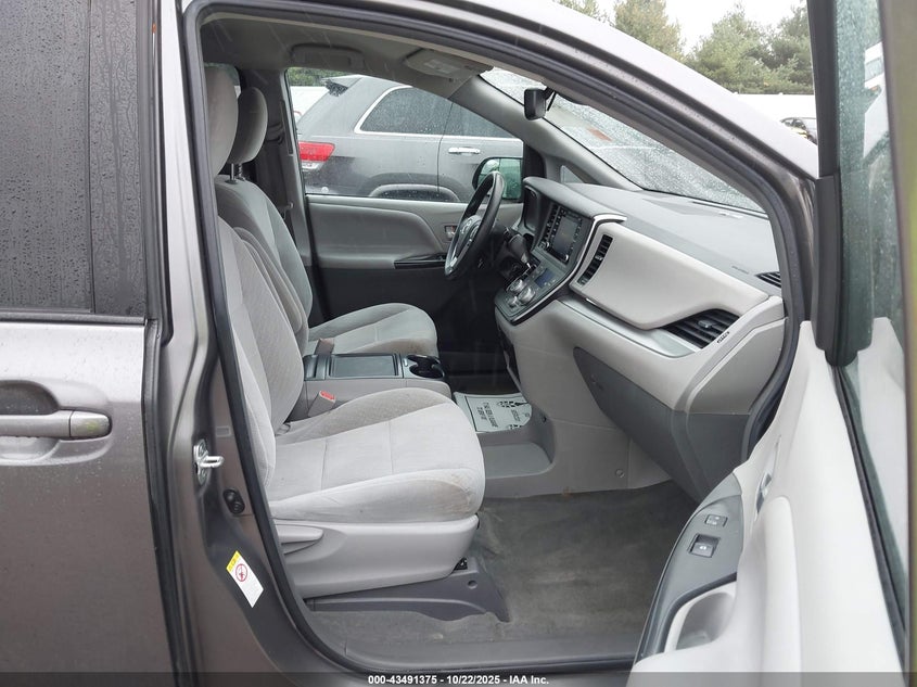 5TDKZ3DC2JS909120 2018 TOYOTA SIENNA photo no. 5