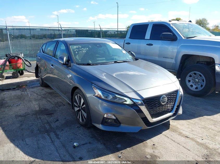 NISSAN ALTIMA SV FWD