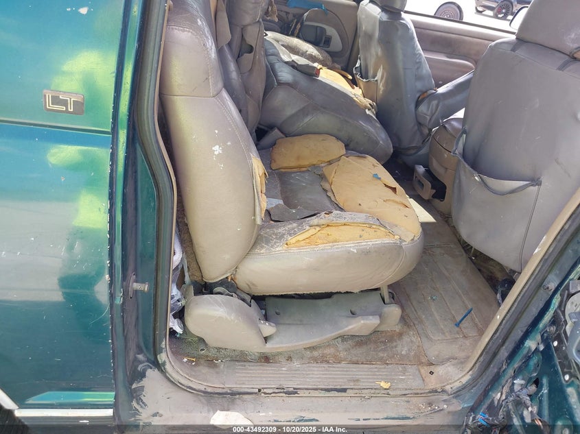 1996 Chevrolet Suburban C1500 VIN: 1GNEC16R2TJ418901 Lot: 43492309