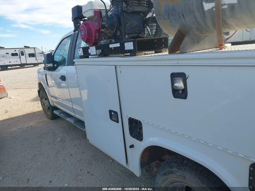 1FD8X3GT3KEC15244 2019 FORD F350 photo no. 3