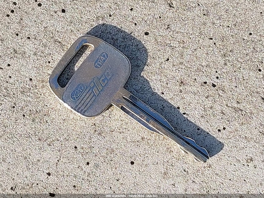 2003 Toyota Matrix Standard VIN: 2T1KR32E33C112861 Lot: 43492584