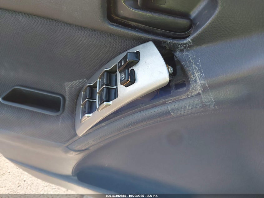 2003 Toyota Matrix Standard VIN: 2T1KR32E33C112861 Lot: 43492584