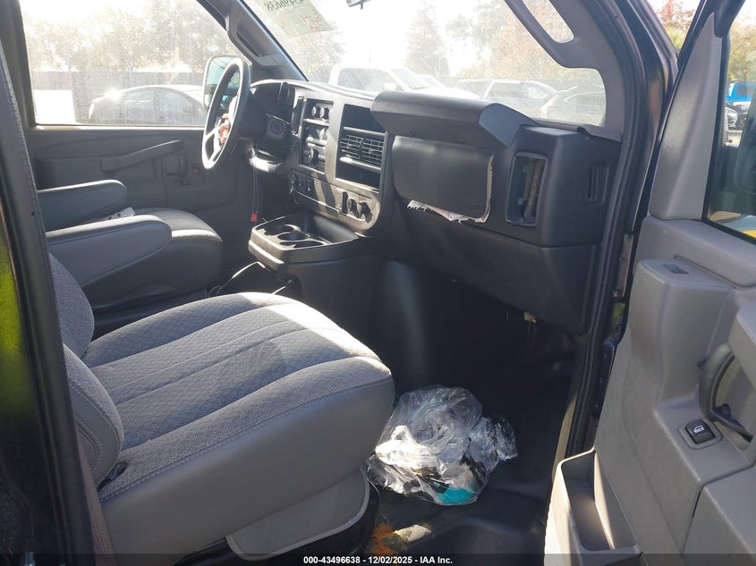 1GCWGAFF4H1302971 2017 CHEVROLET EXPRESS photo no. 5