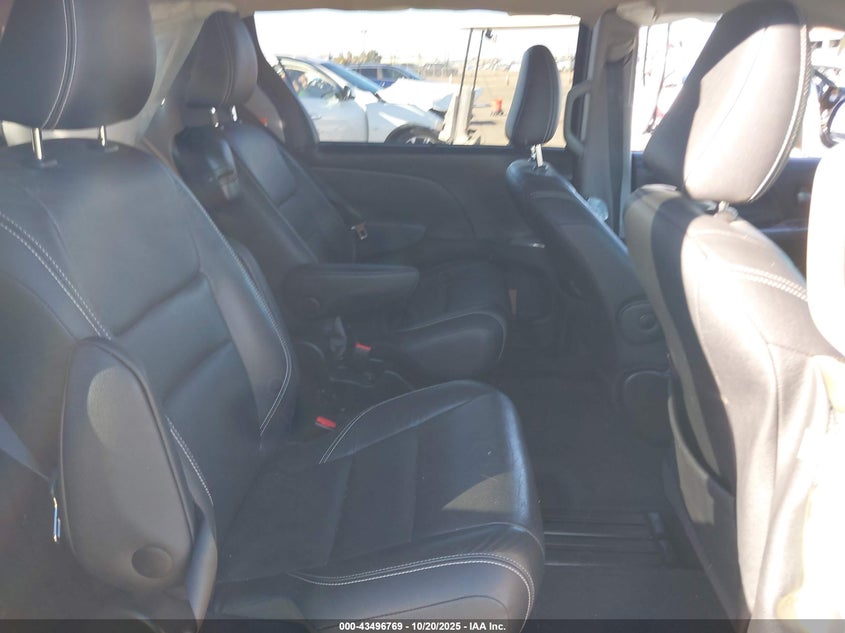 2017 TOYOTA SIENNA SE 8 PASSENGER 5TDXZ3DC1HS857060