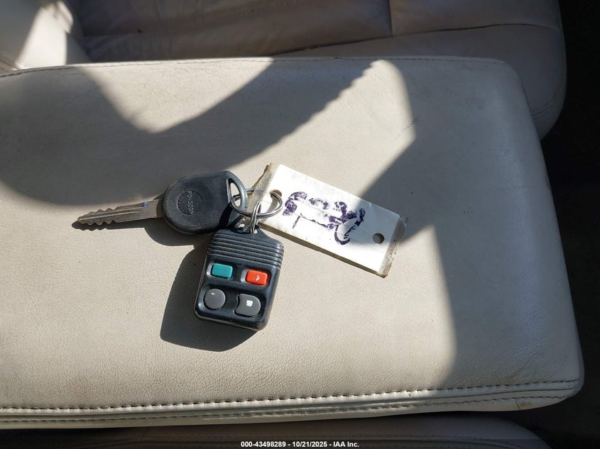 2004 Lincoln Town Car Signature VIN: 1LNHM81W54Y627482 Lot: 43498289