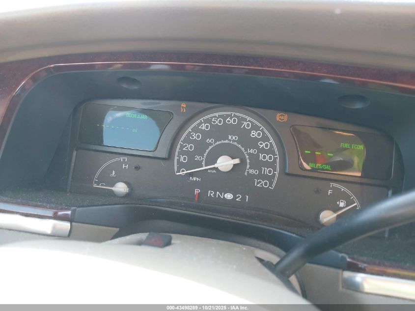 2004 Lincoln Town Car Signature VIN: 1LNHM81W54Y627482 Lot: 43498289