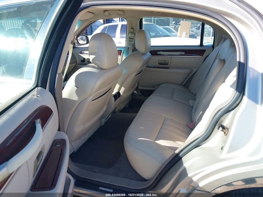 2004 Lincoln Town Car Signature VIN: 1LNHM81W54Y627482 Lot: 43498289