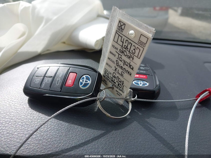 2024 TOYOTA SIENNA XLE 5TDYSKFC5RS126701