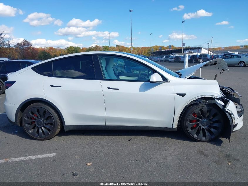 2022 Tesla Model Y Performance Dual Motor All-Wheel Drive VIN: 7SAYGDEF9NF382723 Lot: 43501574