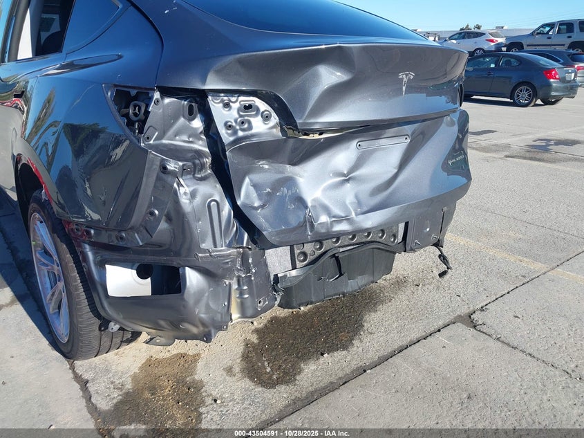 2022 Tesla Model Y Long Range Dual Motor All-Wheel Drive VIN: 7SAYGDEE9NF337966 Lot: 43504591