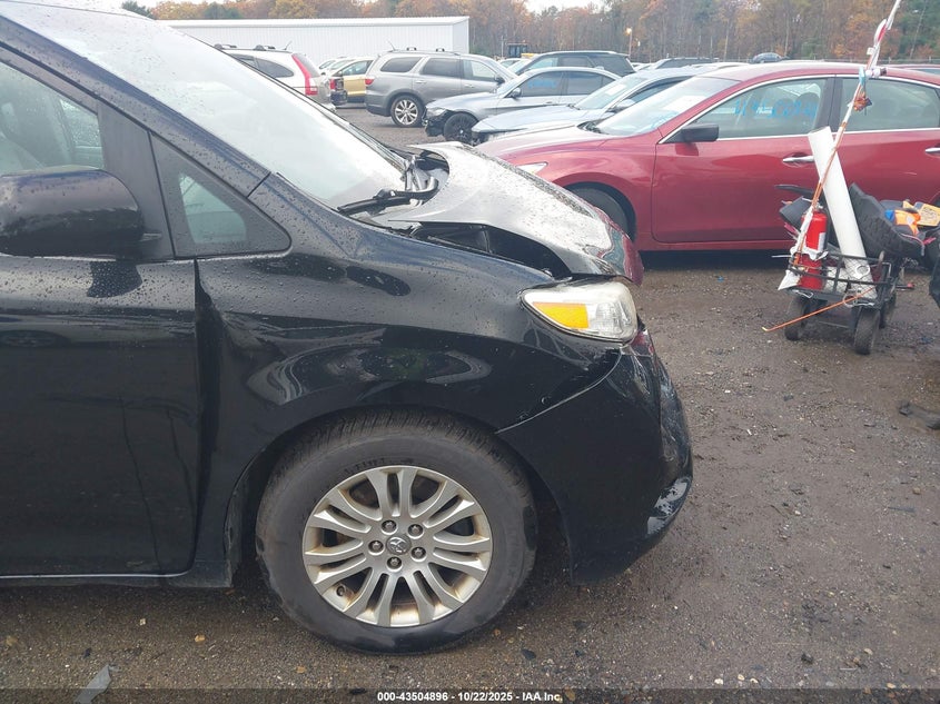 2017 TOYOTA SIENNA XLE 8 PASSENGER 5TDYZ3DC5HS862427