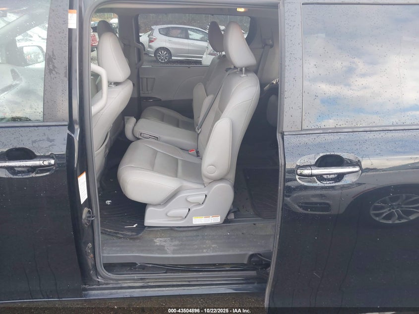 2017 TOYOTA SIENNA XLE 8 PASSENGER 5TDYZ3DC5HS862427