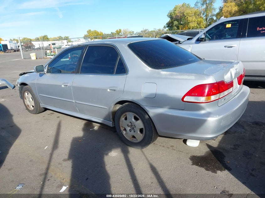 1HGCG16552A042552 2002 HONDA ACCORD photo no. 3