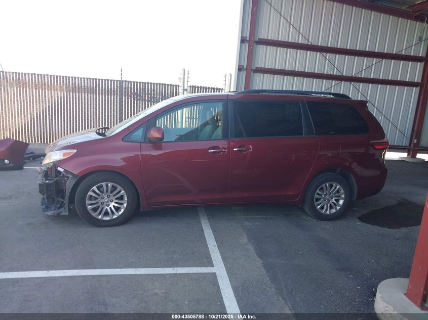 2017 TOYOTA SIENNA XLE 8 PASSENGER 5TDYZ3DC5HS818105