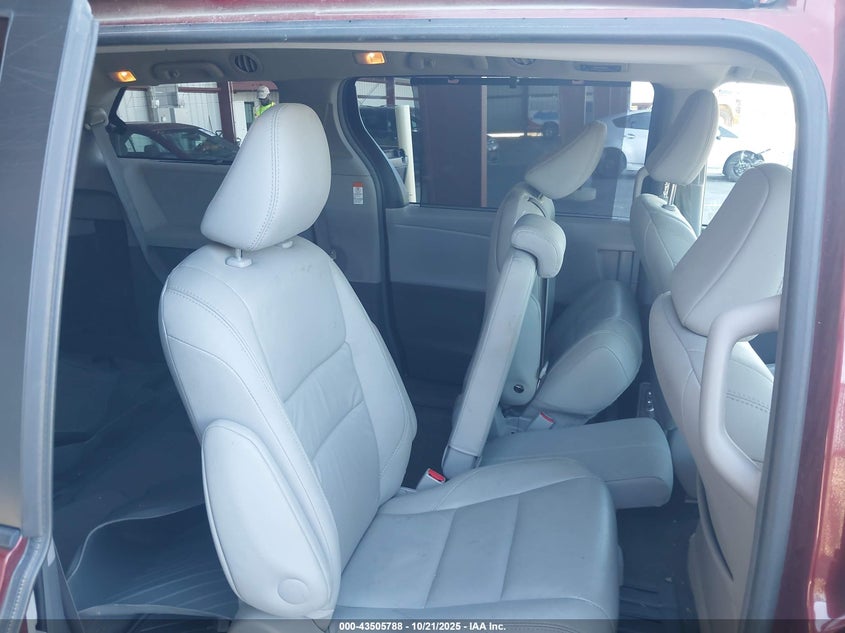 2017 TOYOTA SIENNA XLE 8 PASSENGER 5TDYZ3DC5HS818105