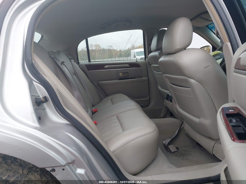 2003 Lincoln Town Car Executive VIN: 1LNHM81W93Y684525 Lot: 43506391