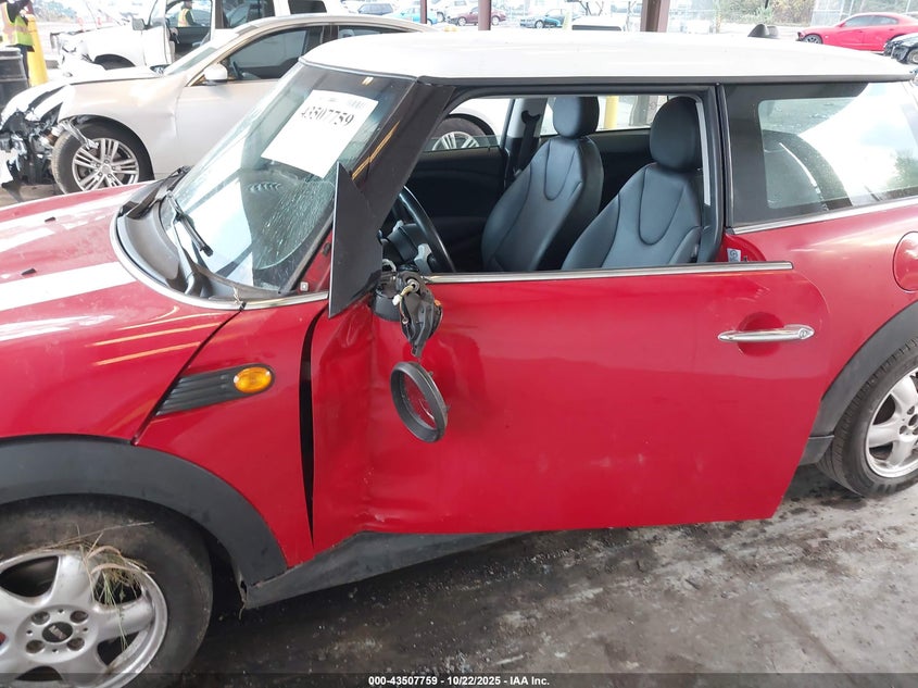 2008 Mini Cooper VIN: WMWMF33588TT60827 Lot: 43507759