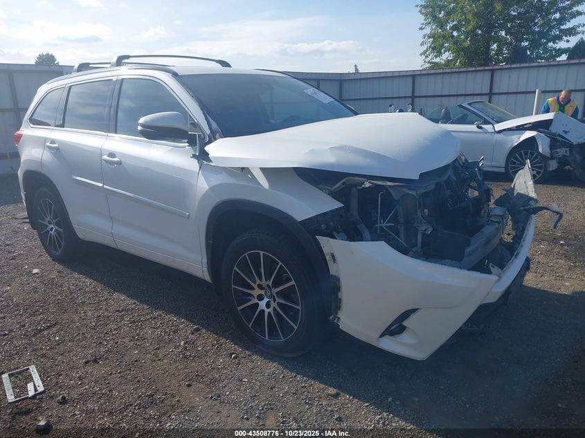 TOYOTA HIGHLANDER SE