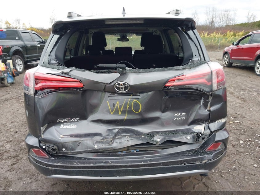 2018 TOYOTA RAV4 XLE JTMRFREV5JJ747331