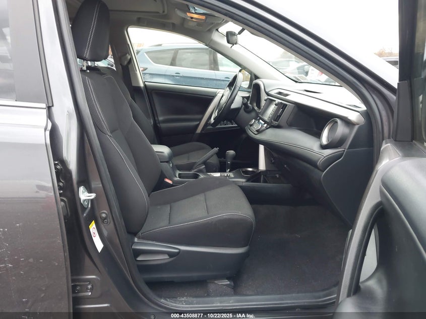 2018 TOYOTA RAV4 XLE JTMRFREV5JJ747331