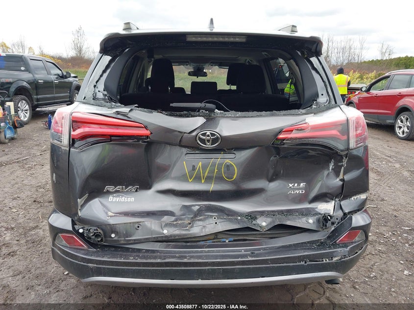 2018 TOYOTA RAV4 XLE JTMRFREV5JJ747331