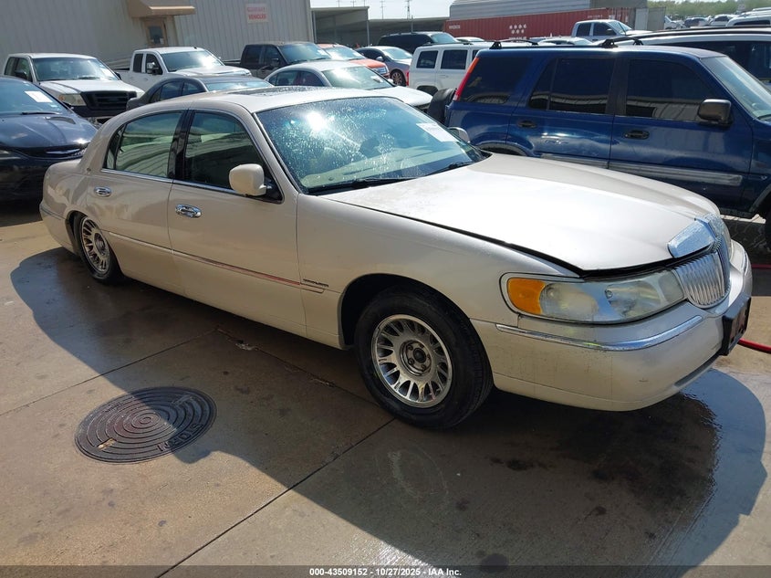 2000 Lincoln Town Car Cartier cream sedan gasoline 1LNHM83W1YY907418 photo #1