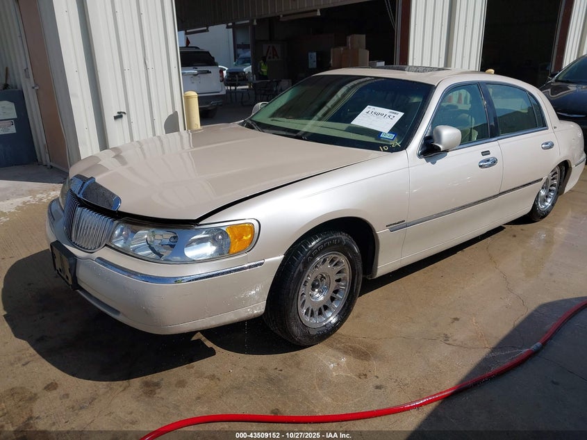 2000 Lincoln Town Car Cartier cream sedan gasoline 1LNHM83W1YY907418 photo #3