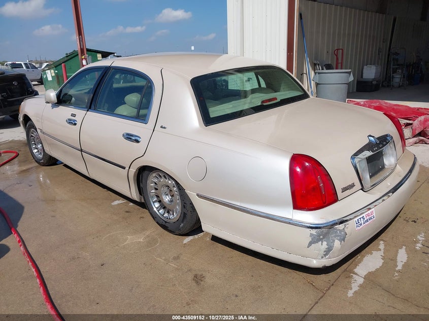 2000 Lincoln Town Car Cartier cream sedan gasoline 1LNHM83W1YY907418 photo #4