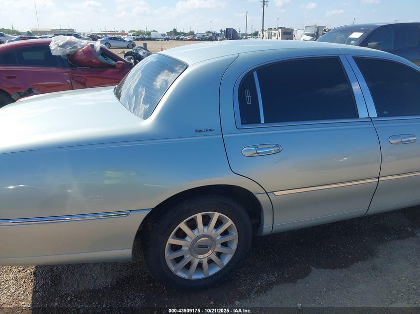 2007 Lincoln Town Car Signature VIN: 1LNHM81W57Y627194 Lot: 43509175
