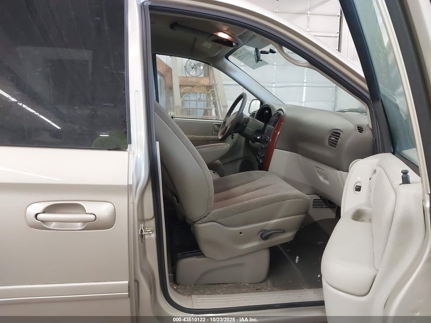 2C4GP44R65R179863 2005 CHRYSLER TOWN & COUNTRY photo no. 5