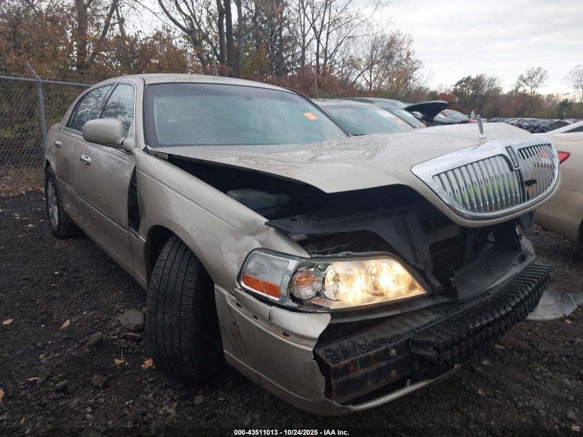 LINCOLN TOWN CAR SIGNATURE LIMITED