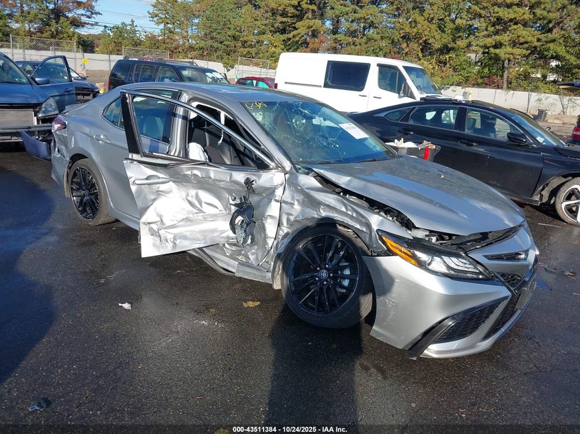 TOYOTA CAMRY HYBRID XSE