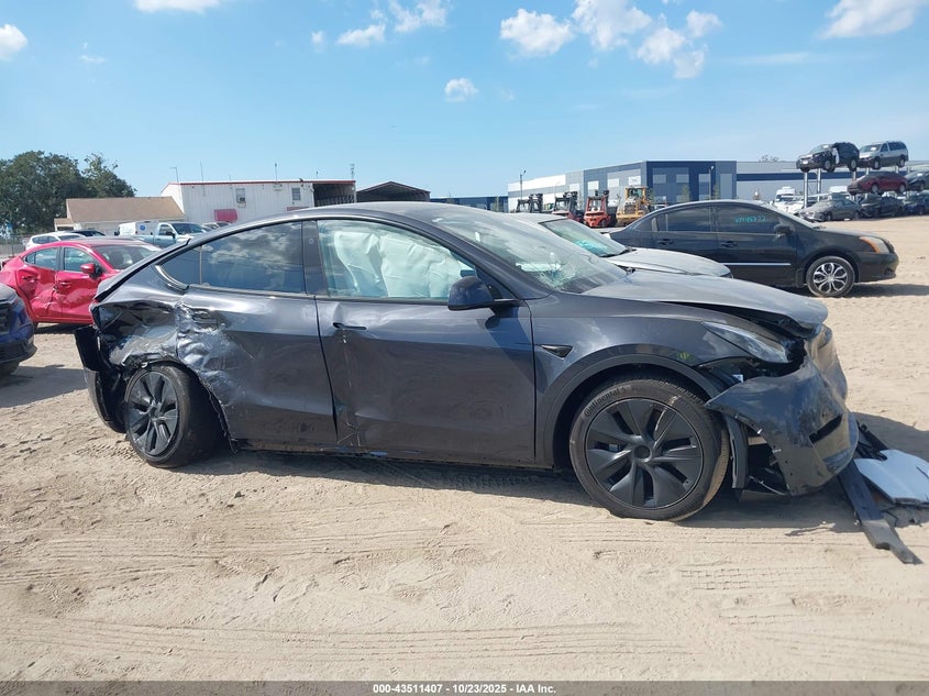 2025 Tesla Model Y Long Range Dual Motor Rear-Wheel Drive VIN: 7SAYGDED3SA372602 Lot: 43511407