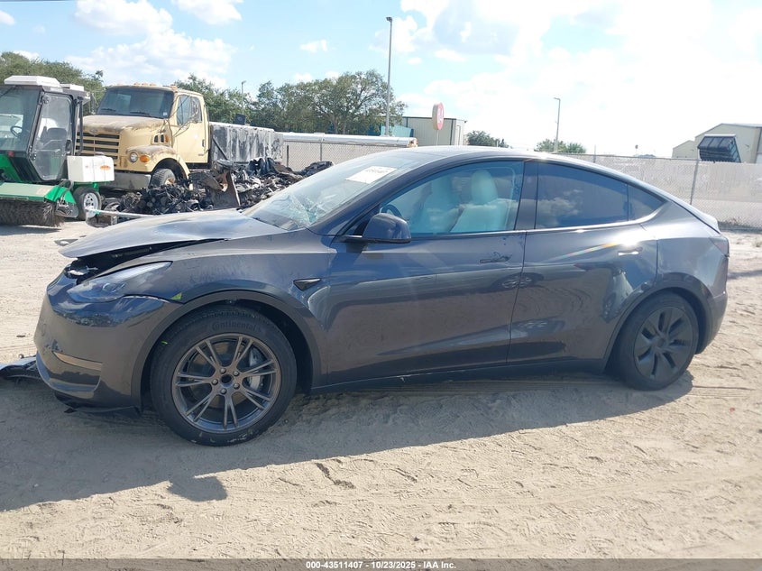 2025 Tesla Model Y Long Range Dual Motor Rear-Wheel Drive VIN: 7SAYGDED3SA372602 Lot: 43511407